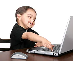 kleiner Junge bedient Notebook
